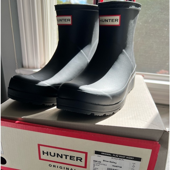 Hunter Shoes - NIB Woman’s black size 7M Hunter Play Boots short! Brand new in box